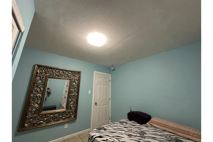 $800 : Se renta cuarto una persona image 1