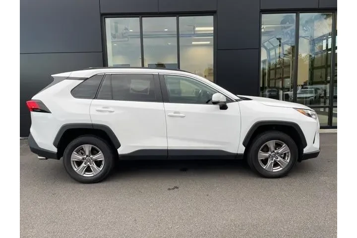 $27650 : Toyota RAV4 2023 AWD XLE 4dr image 5
