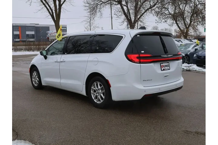 $29990 : Chrysler Pacifica 2024 Touri image 7