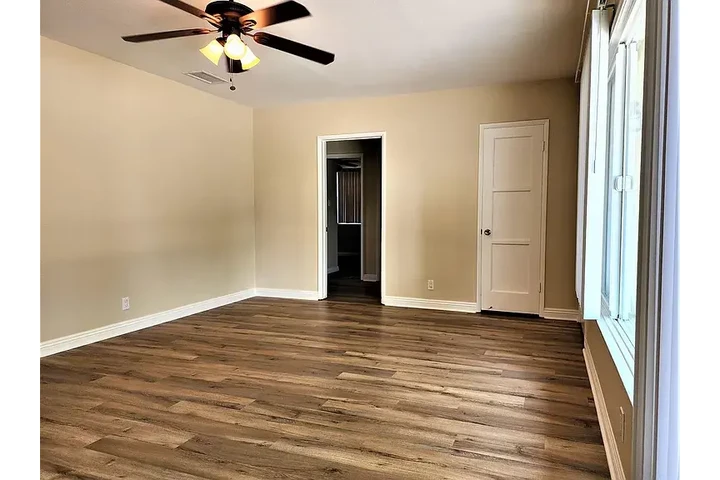 $800 : Beautiful recently remodeled image 3