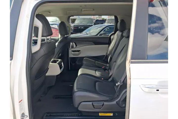 $19590 : Kia Carnival 2023 LX 4dr Min image 5