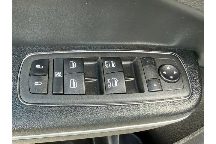 $22996 : Chrysler 300 2022 S V6 4dr S image 6