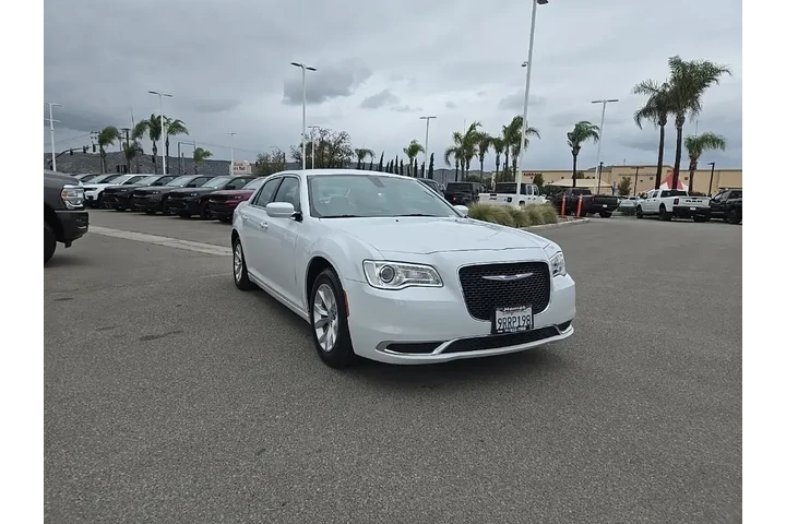 $28998 : Chrysler 300 2023 Touring 4d image 2