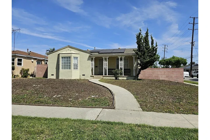 $2200 : CASA en🏡Walnut Ave,South Gate image 1