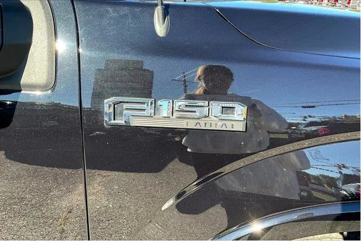 $29956 : Ford F-150 2020 4x4 Lariat 4 image 8