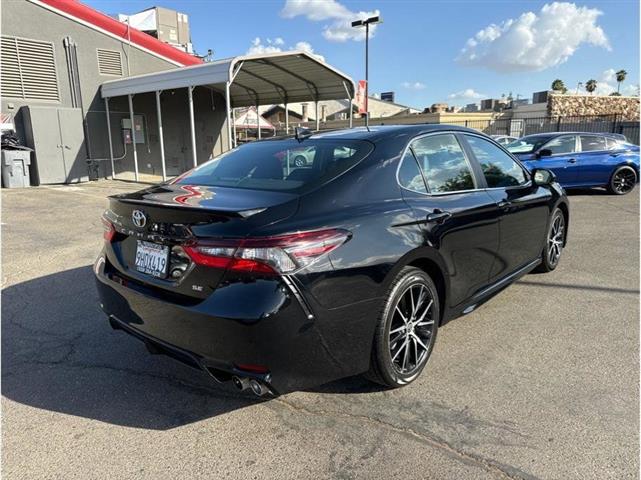 2022 Camry SE image 4