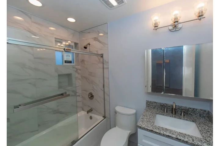 $2460 : 3 Bedroom House in East LA image 10