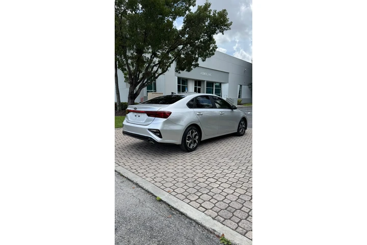 $8900 : 🚘*Kia Forte 2019* image 4