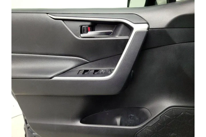 $20998 : Toyota RAV4 2021 AWD XLE 4dr image 4