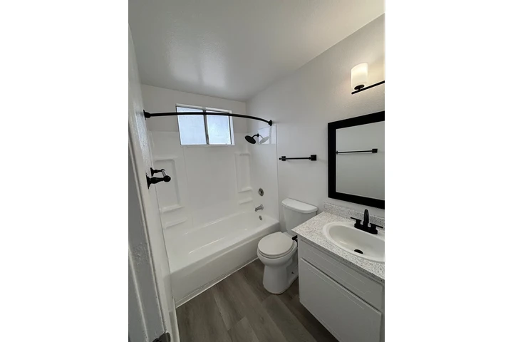 $1800 : ALL Utilities Included image 6