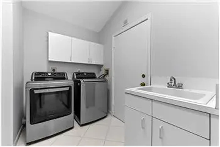 $3900 : Rental property with 3 bedro image 7