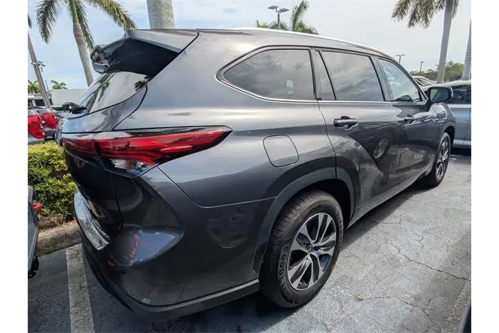 $33990 : Toyota Highlander 2022 XLE 4 image 3