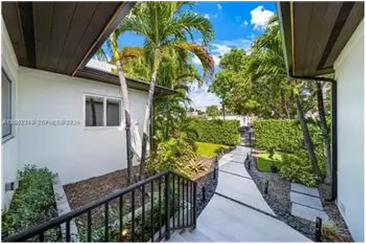 $10000 : Rental property with 3 bedro image 4