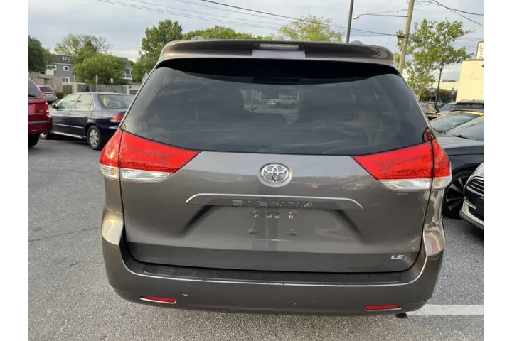 $9900 : 2012 Sienna LE 8-Passenger image 5