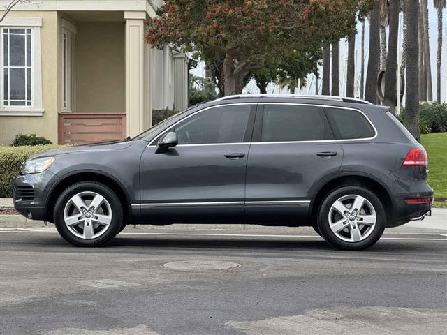 $12988 : 2011 Touareg Lux image 1