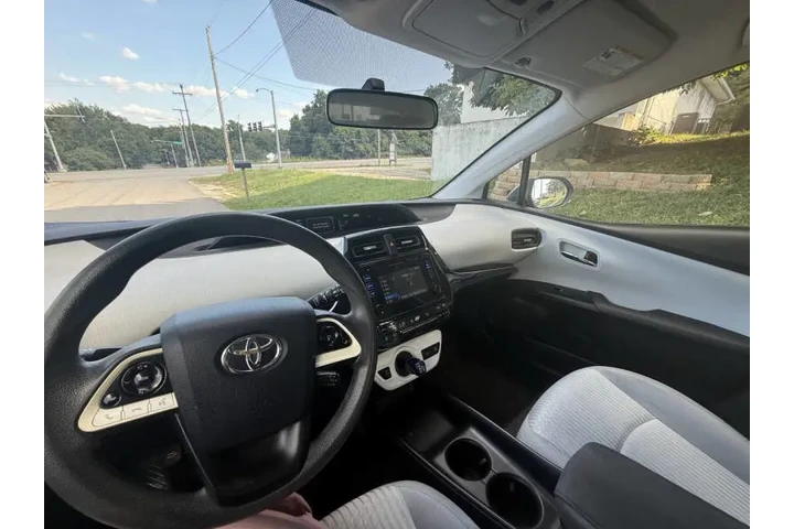 $7999 : 2016 Prius Two image 10