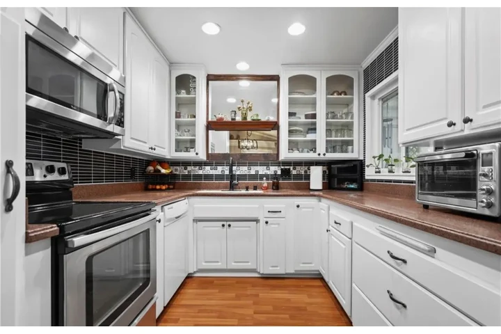 $2495 : 3 Bed 2 Bath in Inglewood image 5