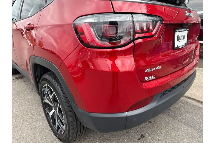 $24995 : 2025 Compass Limited 4x4 image 10