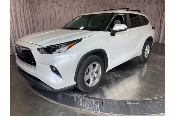$30299 : Toyota Highlander 2023 LE 4d image 2