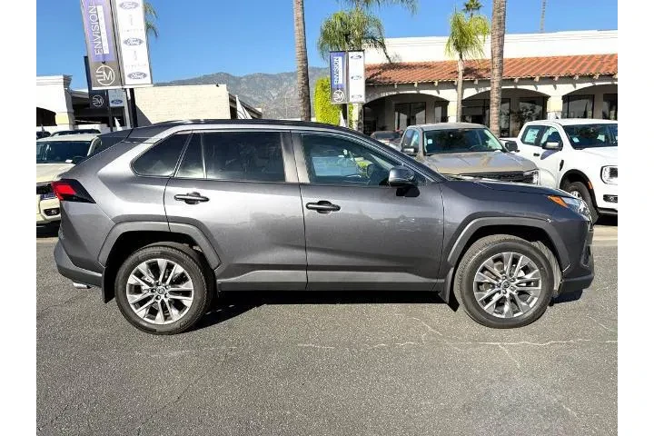 $31495 : Toyota RAV4 2023 XLE Premium image 9