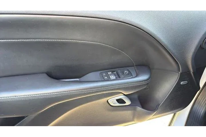 $15319 : Dodge Challenger 2016 SXT 2d image 10