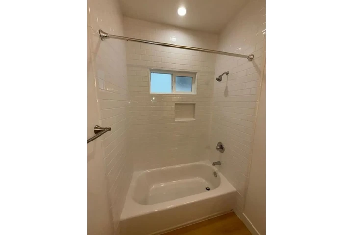 $2250 : 3 bedroom Apt available in LA image 8
