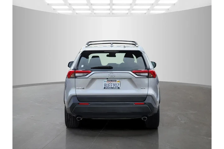$25848 : Toyota RAV4 2021 XLE Premium image 6