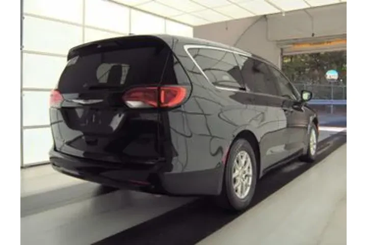 $17820 : Chrysler Voyager 2023 LX 4dr image 2