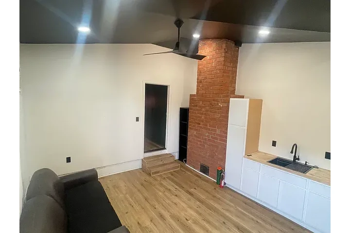 $1250 : Modern 1bd 1ba @ Riverside image 3