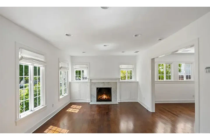 $2550 : 3 Bed Home in N Plymouth Blvd image 3