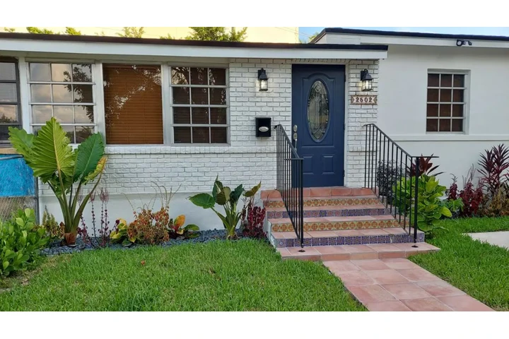 $2300 : 2 Bed Home in Coral Gables image 2