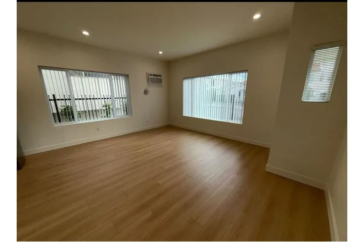 $2250 : 3 bedroom Apt available in LA image 6