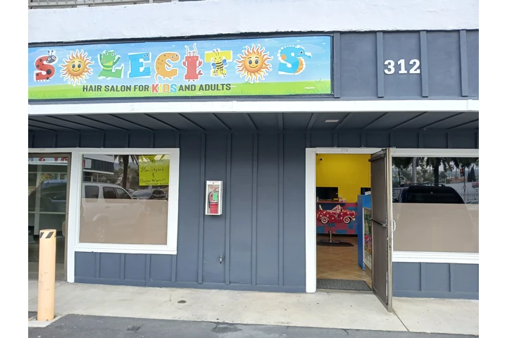 Barberos y estilistas wanted image 1