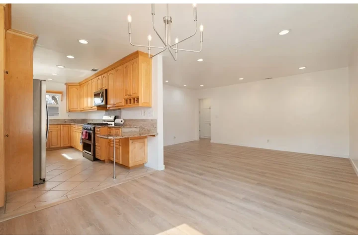 $2500 : 3 Bedroom Home  in Los Angeles image 5
