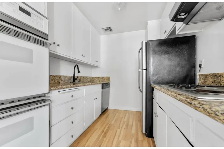$1900 : 2 Bed Apartment in Central LA image 6