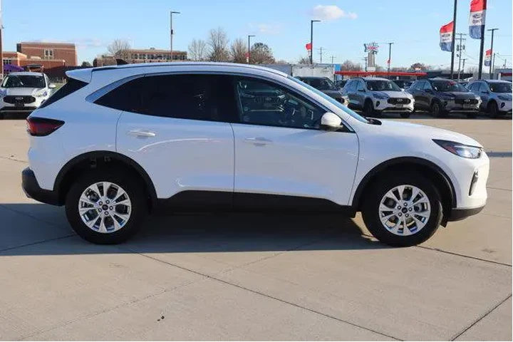 $27990 : Ford Escape 2023 AWD Active image 4
