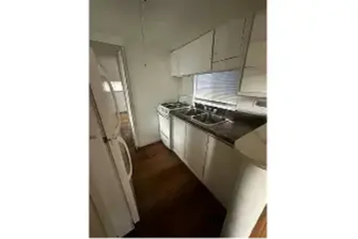 $1200 : Clean quiet private yard image 1