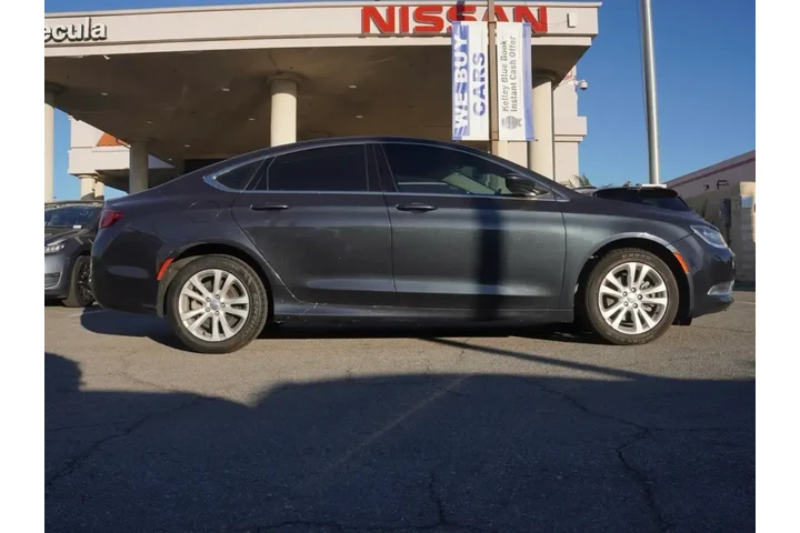 $8812 : Chrysler 200 2017 Limited 4d image 3