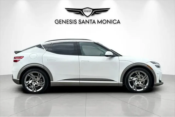 $37558 : Genesis GV60 2023 AWD Perfor image 4