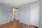 $1700 : 2 Champlin Drive, una thumbnail