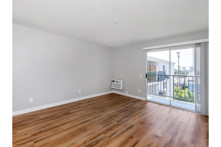 $1000 : One bedroom apartment image 6
