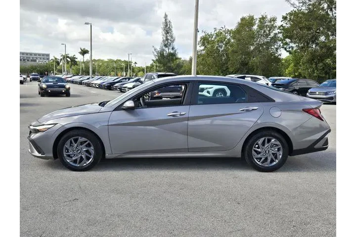 $18975 : Hyundai ELANTRA 2024 SEL 4dr image 3