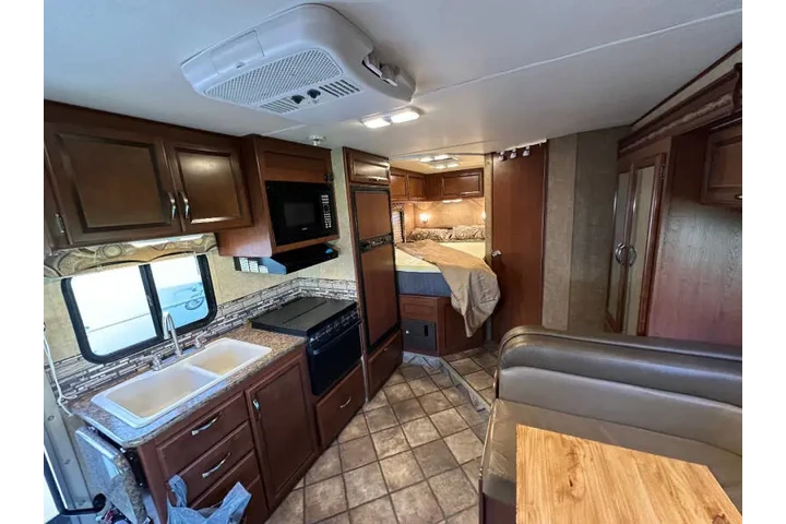 $36999 : 2015 Thor Motor Coach Four Wi image 7