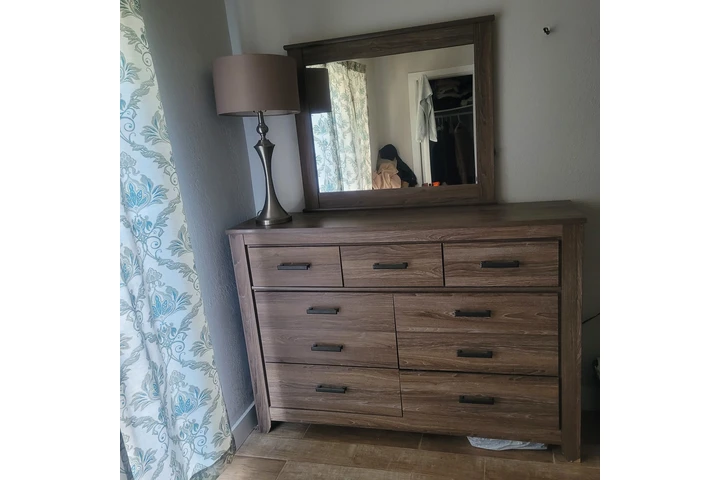 $140 : Mueble con espejo y lámpara image 1