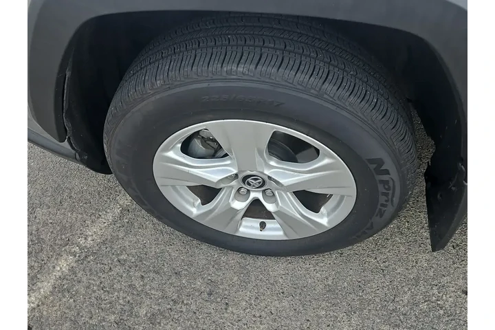 $22500 : Toyota RAV4 2020 XLE 4dr SUV image 3