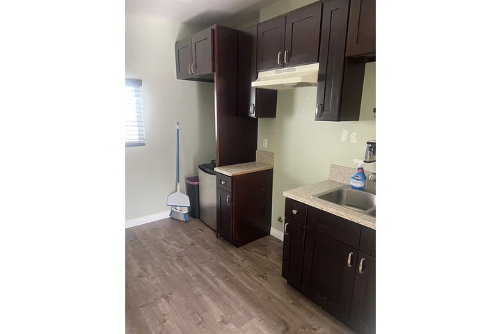 $1390 : STUDIO FOR RENT image 3