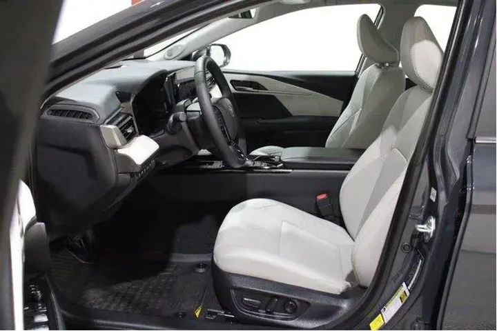 $39989 : Toyota Camry 2025 AWD XLE 4d image 3