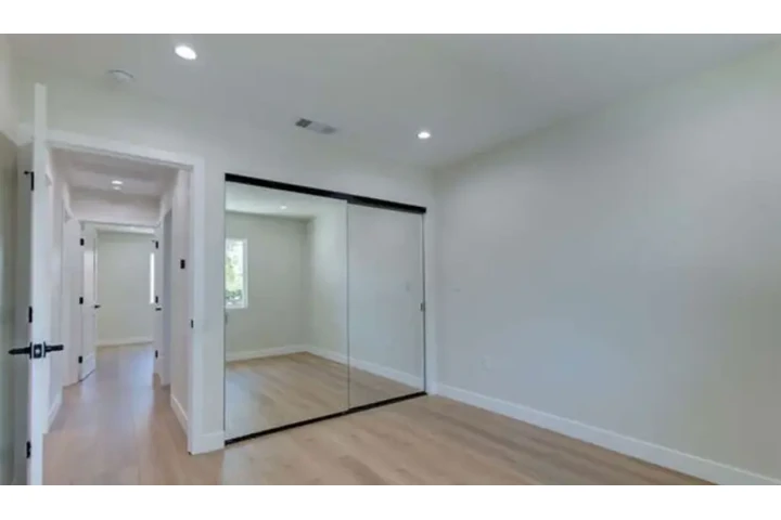 $2450 : 3 Bedroom House in South Gate image 5