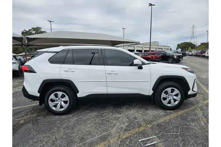 $28000 : Toyota RAV4 2024 LE 4dr SUV image 2