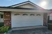 Garage door with top windows en Los Angeles